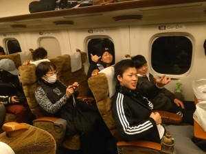 修学旅行　新幹線車内　写真